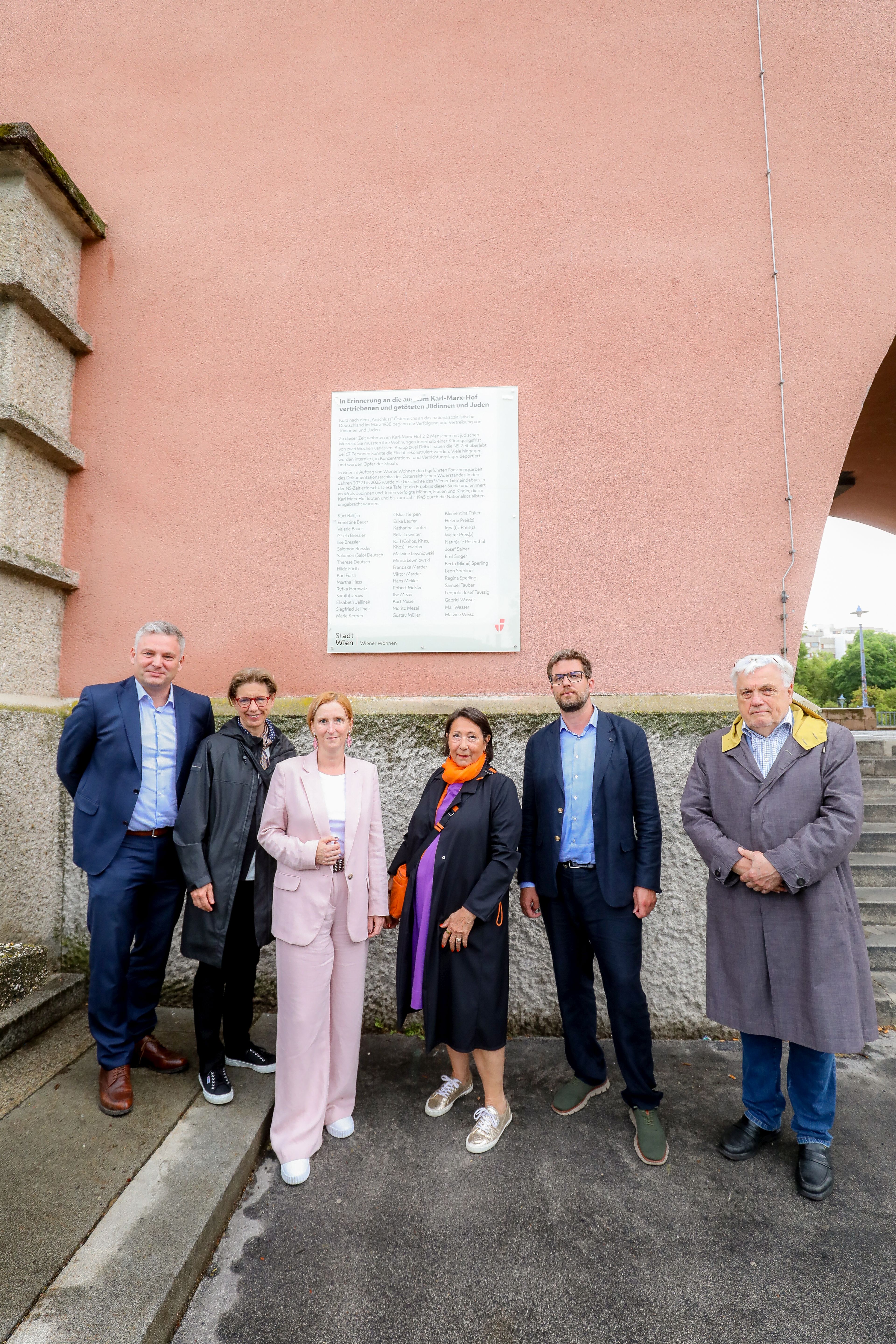 2026 06 15 strin hanel torsch erinnerungstafel ns opfer gemeindebau