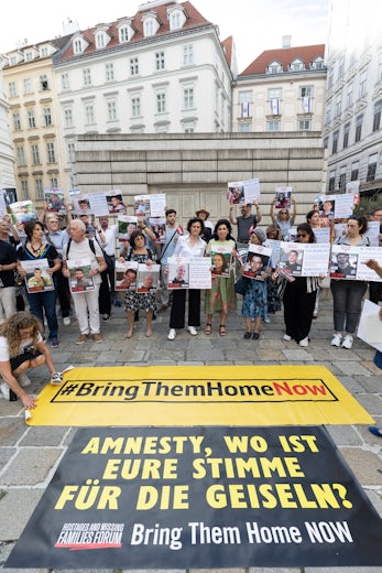 Demonstrierende mit Plakaten. Zwei Banner. #bringthemhomenow und Amnesty, wo ist eure Stimme für die Geiseln