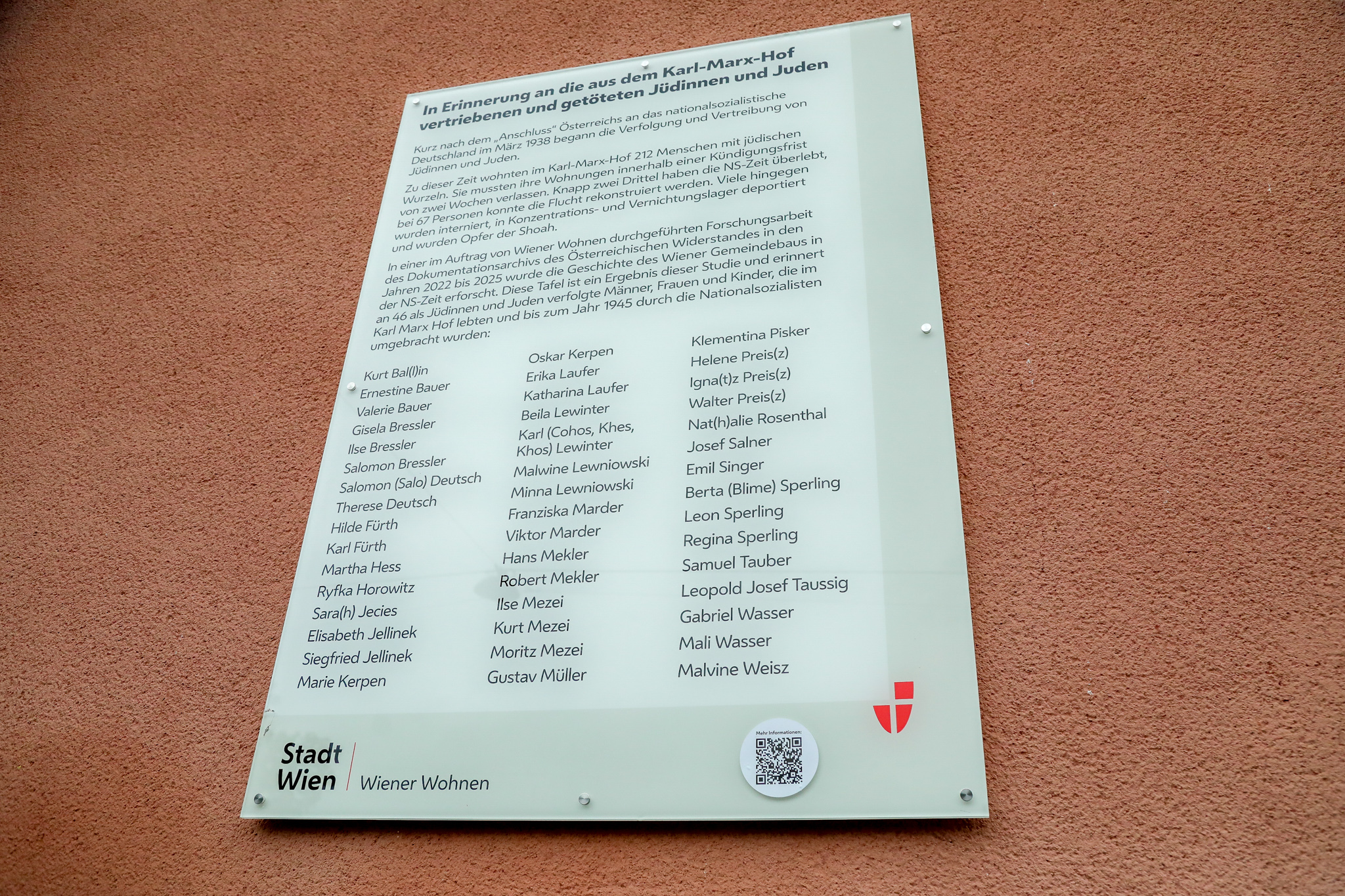 2026 06 09 strin hanel torsch erinnerungstafel ns opfer gemeindebau 5