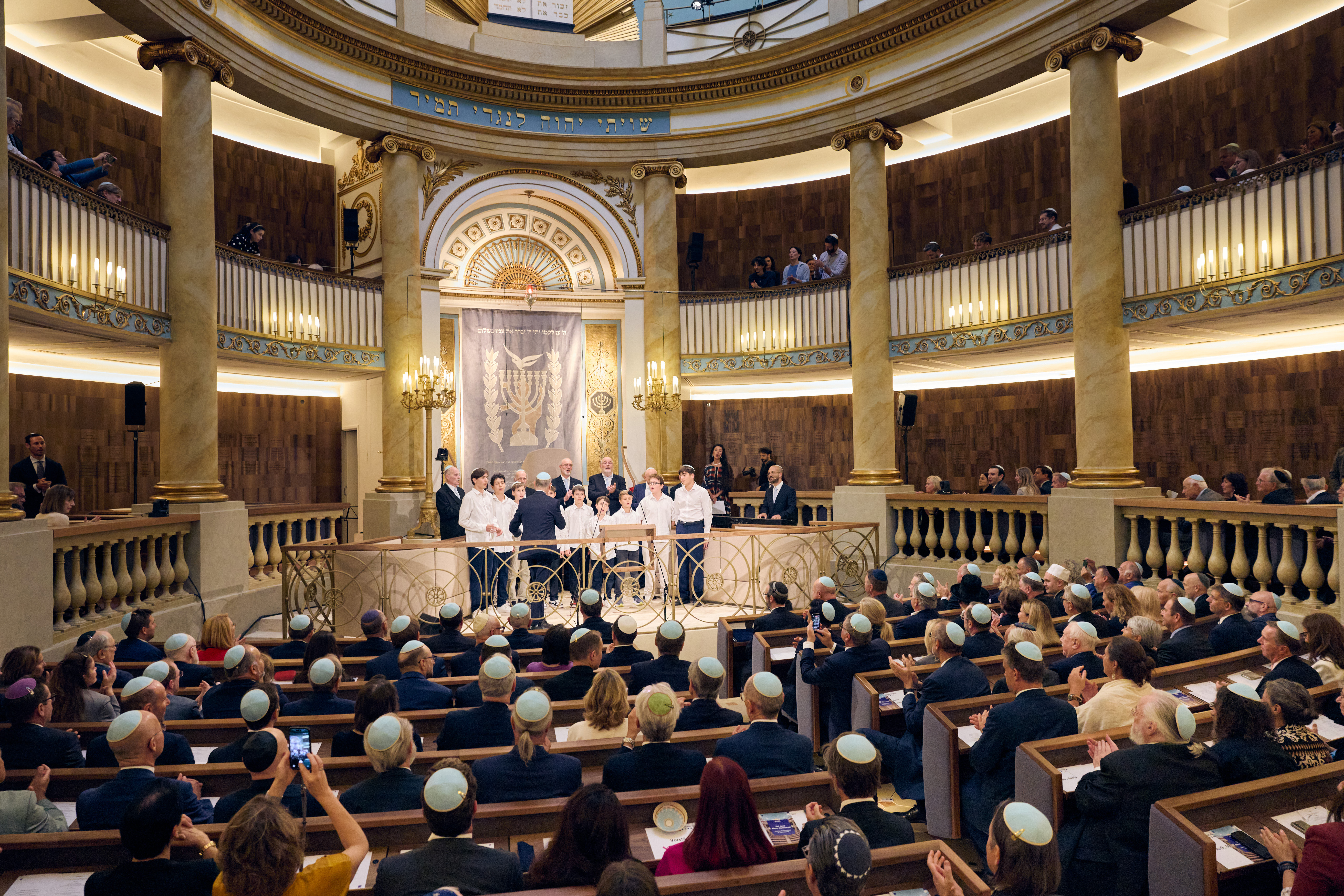 Oberkantor barzilai mit tempel und kinderchor 1 ikg rosa