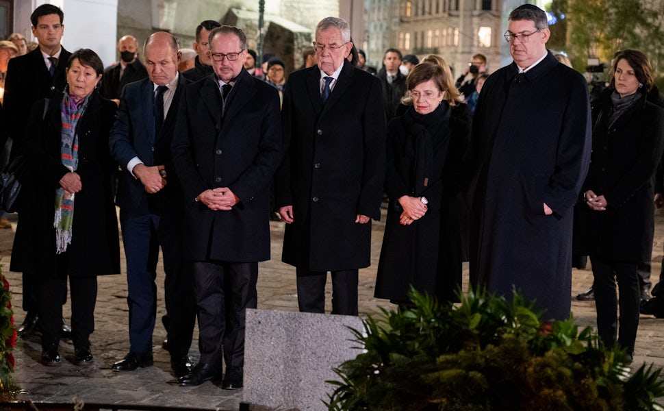 Vertreter der Politik und Kultur gedenken den Opfern des Anschlags.