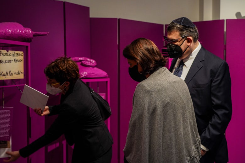 Museumsdirektorin Monika Sommer zeigt Karoline Edtstadler und Oskar Deutsch die Ausstellung